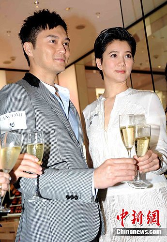 张智霖否认情感缺失 与爱妻并不"如胶似漆"