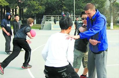走进上海中学国际部体育课 体育课被当主课看