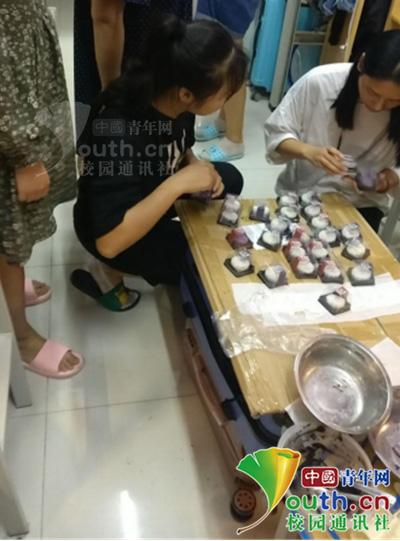 中秋有同学不能回家过节,大二女生亲手制作40个月饼送温暖