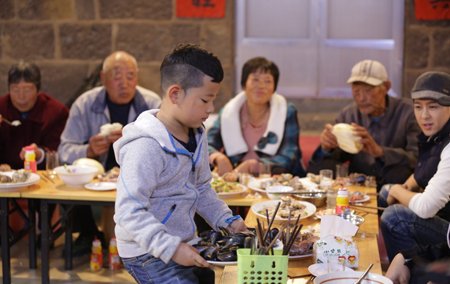 《爸爸去哪兒》釋放正能量關注留守老人