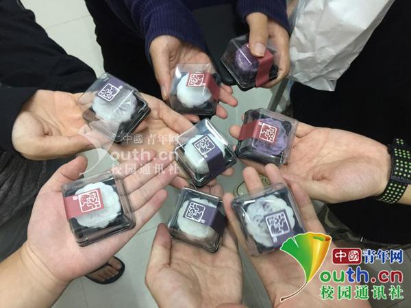 中秋有同学不能回家过节,大二女生亲手制作40个月饼送温暖