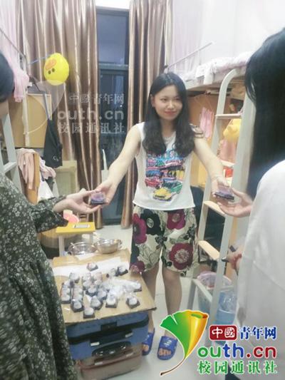 中秋有同学不能回家过节,大二女生亲手制作40个月饼送温暖