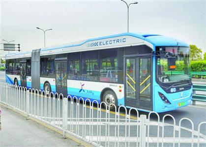 18米长“奉浦快线”周五试运营 快线行驶特别顺畅