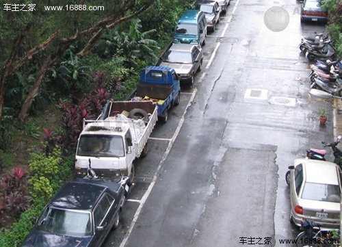 闹市抢车位!教你如何在上海路边安全停车