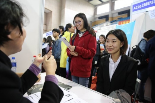 全国城乡就业总人口_全国就业人数稳定增加 连续四年新增超1300万人(3)