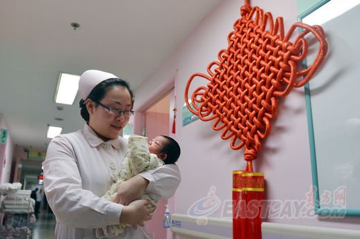 市一妇婴凌晨2点迎首位蛇宝宝 体重为4075克