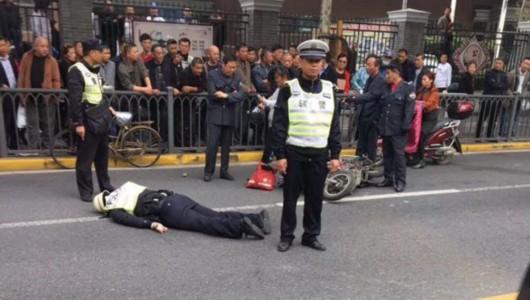 上海一女子机动车道上骑电瓶车 强行逃离致交警倒地受伤_大申网_腾讯网