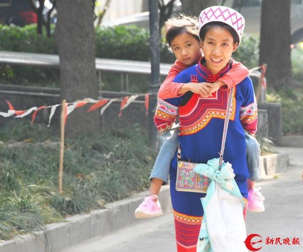 志愿者张志勇在云南山区遇到了一个只能蹲着走路的哈尼族小女孩李瑶芬