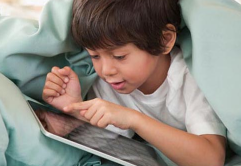 玩平板电脑容易玩出颈椎退化