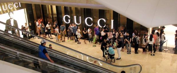 Gucci在上海五折促销遭抢购