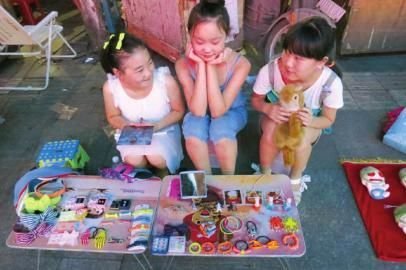 小学生140元创业夜市摆摊当老板