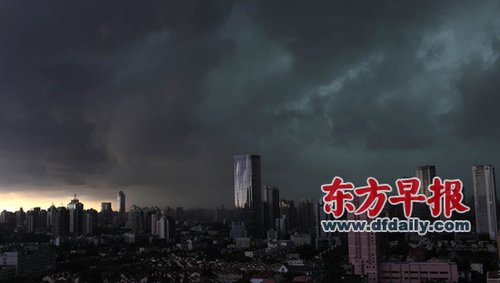 昨天中午,雷电,暴雨来临之前,上海静安区上空乌云密布,局部呈现诡异的