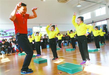 上海推进小学兴趣化体育课程改革 变身超能兔
