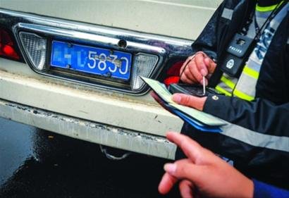 交警:车主安装个性卡通车牌框也算不当安装