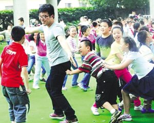 中小学教师男女比例失调 青少年易出现伪娘