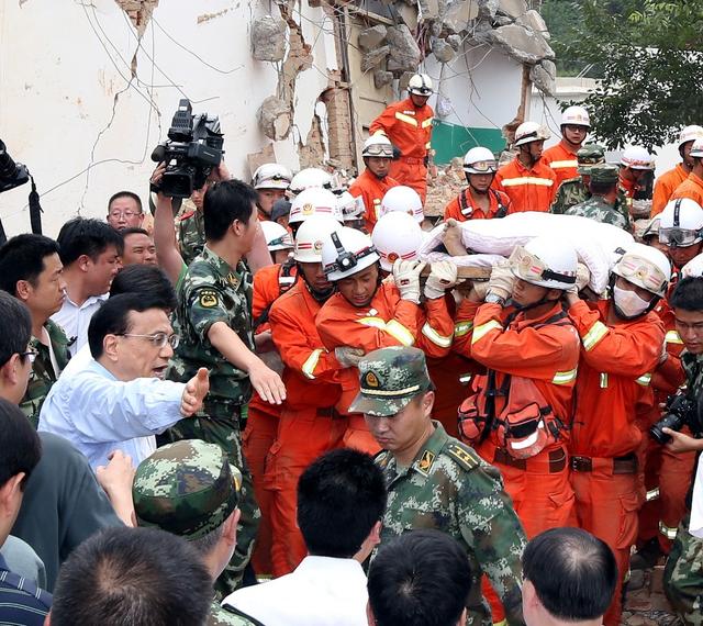 李克强走进震中部署科学救灾