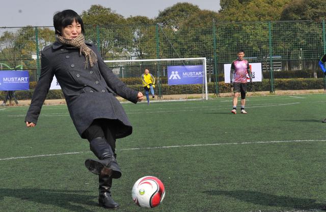 上海足球运动管理中心副主任孙雯为揭幕战开球