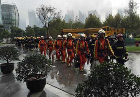公安消防部队超高层建筑灭火救援实战演练在沪
