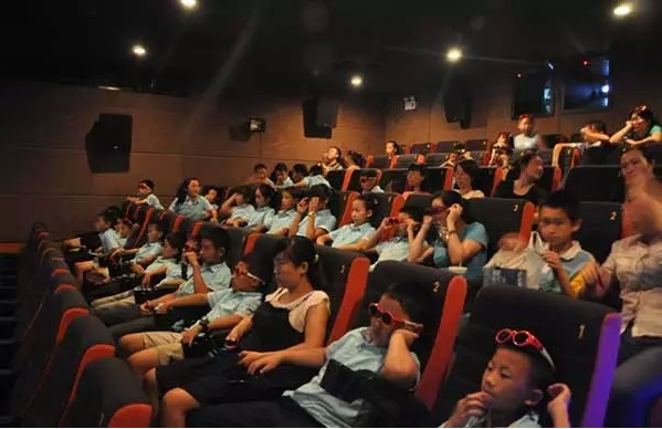 别以为带孩子看电影是好事,其实错得很离谱!