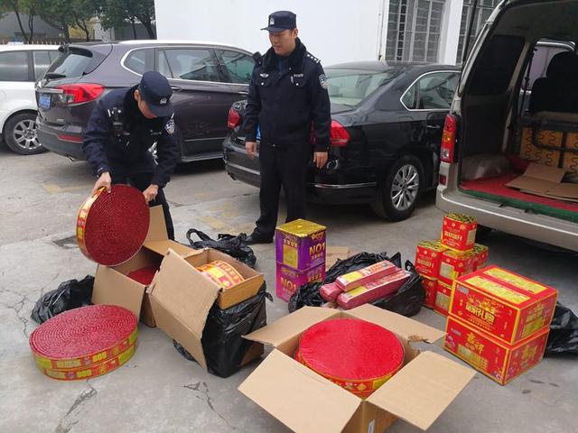 妄图隐蔽销售烟花爆竹 店主私藏私售难逃法网
