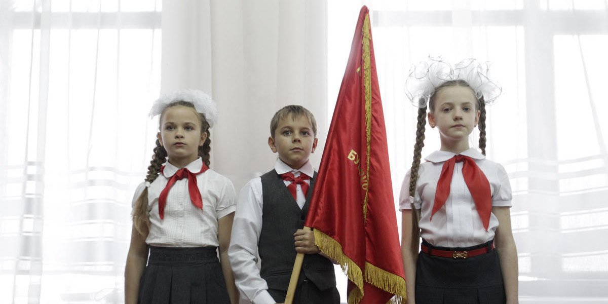 俄罗斯一所学校举行少先队入队仪式
