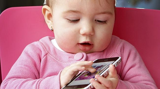 沪两岁男童患近视300度 都是爱玩手机惹的祸