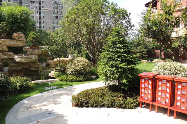 阳光威尼斯别墅区违建成风 小区公共绿地竟成