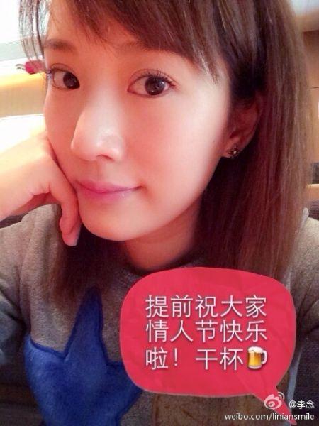 李念烹制情人节健康大餐 变身贤惠主妇_大申网