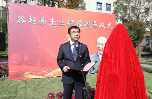 一生培养九个院士!著名数学家谷超豪铜像在复旦竖立