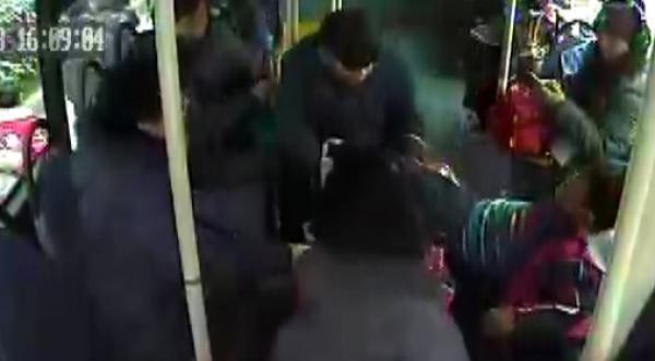 上海一小学生公交车抢座 七旬老人拖拽双脚致其脑震荡