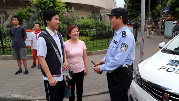 上海民警护考18年 执勤路口目送儿子进考场后