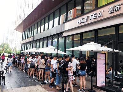 图说:网红奶茶店的排队"盛况" 来源:人民日报客户端