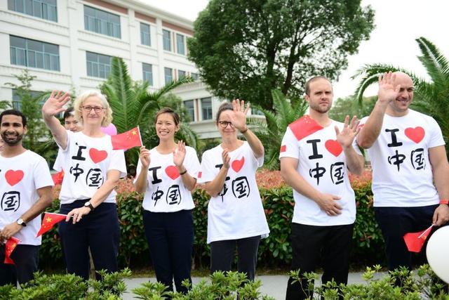 宋庆龄学校举行“祝福你中国”大型快闪活动_大申网_腾讯网