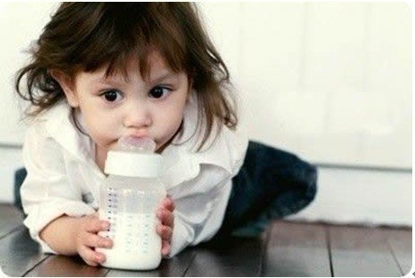 配方奶粉喂养宝宝缺点多