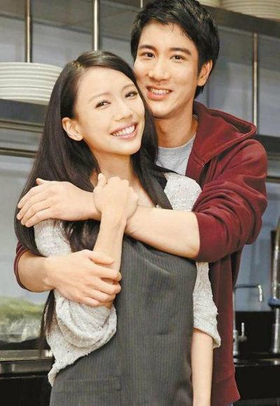 王力宏爱妻怀二胎现身医院 三年抱俩有风险
