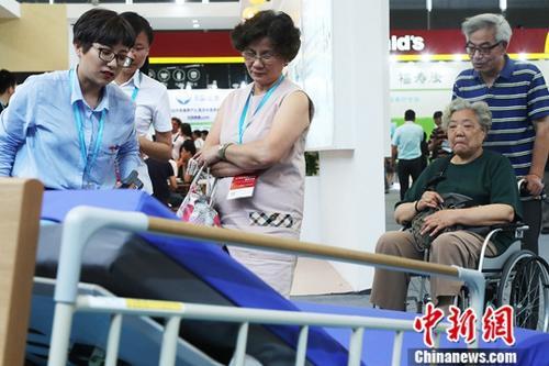 中国年底前启动个人税收递延型商业养老保险试点