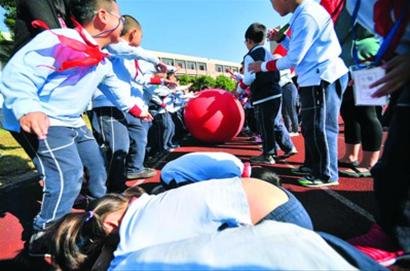 上实东校变运动会为全员体育节 受学生家长欢