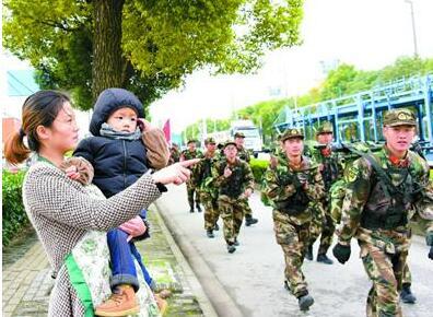 武警上海总队官兵崇明岛拉练 徒步行军150公里