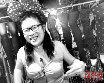 失业转行不抱怨 男扮女装卖丝袜红了