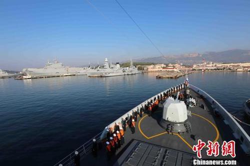 中国留学生在法国登上“扬州舰”:祖国是我们后盾