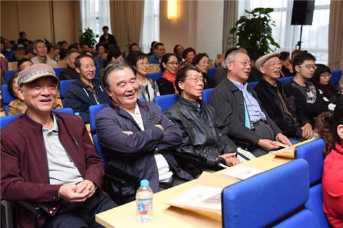 机器人娇娇上海话老灵额 为沪语发声