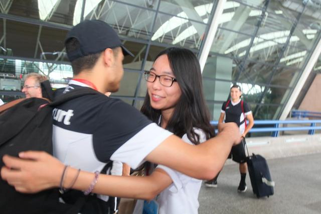 侨领、志愿者赴机场送别外国球员