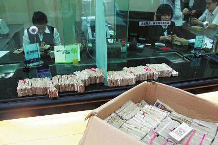 市民用纸箱装6万张一角纸币 捆60捆到银行存款