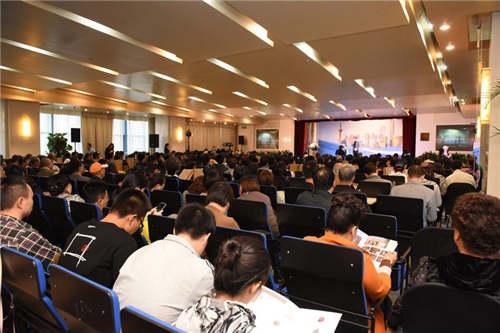 机器人娇娇上海话老灵额 为沪语发声