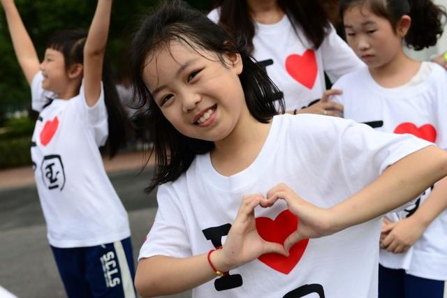 宋庆龄学校举行祝福你中国大型快闪活动