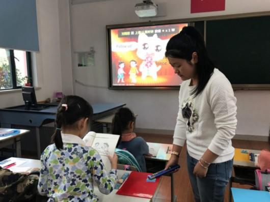 家门口好学校 课堂上有一根“蓝色魔法棒”