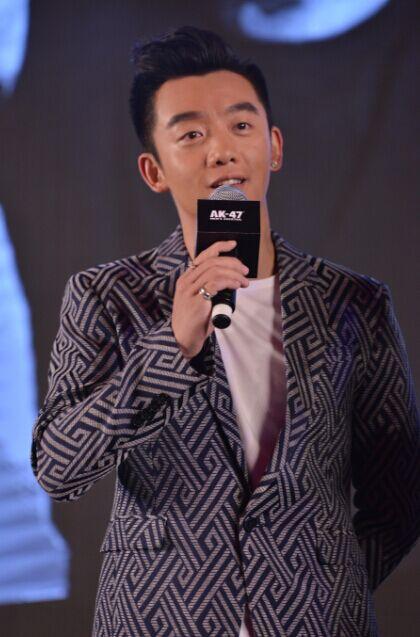 郑恺帅气亮相上海 曝跑男伴娘团计划泡汤