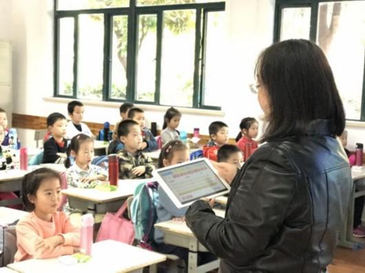 家门口好学校 课堂上有一根“蓝色魔法棒”