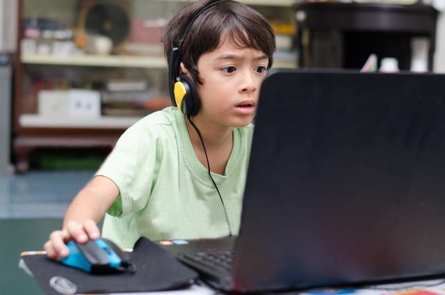 儿童戴耳机看动画片玩游戏 长期用耳影响听力