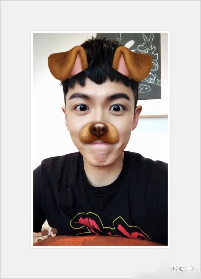 柯震东晒新刘海对镜头搞怪